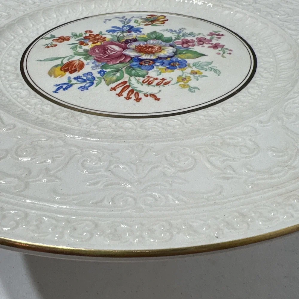 Wedgwood England‎ Embossed Ivory Porcelain Floral Dinner Plate Gold Trim 11
